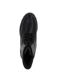 Bota de tobillo de cuero negro con punta redonda, diseño con cordones y cremallera lateral, que cuenta con un forro texturizado y una plantilla acolchada.