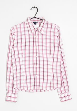 Camicia a maniche lunghe bianca a quadri con un motivo a scacchi in rosa e grigio, apertura frontale con bottoni, colletto a punta e orlo arrotondato con dettaglio arricciato.