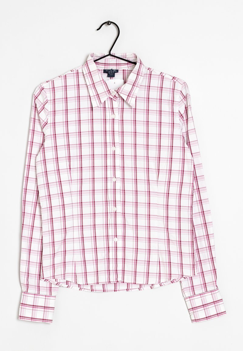 Camisa de cuadros de manga larga blanca con un patrón de cuadros en rosa y gris, con botones al frente, cuello tipo punta y dobladillo redondeado con un acento fruncido.