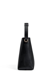Schwarze Lederhandtasche mit einer strukturierten Form, flachem Boden und einem langen Tragegurt mit goldfarbener Hardware. Glatte Textur und klare Linien.