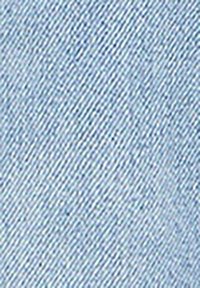 Tejido de denims de color azul claro, caracterizado por una trama de sarga, con una textura suave y un ligero estiramiento para mayor comodidad.