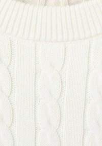 Gebreide trui in roomkleur met kabelpatroon en dikke geribbelde col.