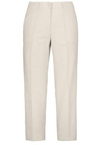 Beige kalhoty s vysokým pasem a rovnými nohavicemi, které mají dvě přední našité kapsy a zapínání na knoflík. Hladká textilie.
