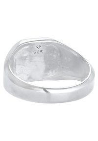 Sterling-hopeasormus, jossa on sileä, kiillotettu pinta. Siinä on yksinkertainen pyöristetty sanka ja sisäpuolella kaiverrus "925".