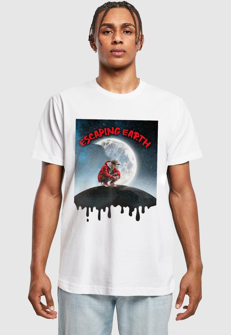 Hvit bomull t-skjorte med grafisk trykk av en person i hettegenser og hatt i rødt, med teksten "ESCAPING EARTH" og en månebakgrunn.