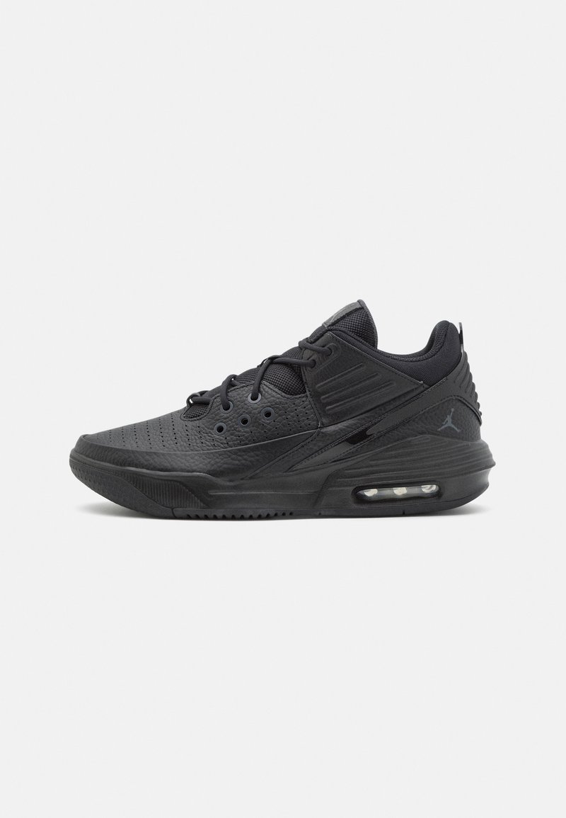 Chaussure de sport noire basse avec zone des orteils perforée, fermeture à lacets, semelle coussinée et unité de coussin d'air visible au talon.