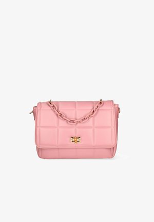 Sac à main matelassé rose avec une anse chaîne épaisse et un fermoir à tourner doré sur le rabat avant.