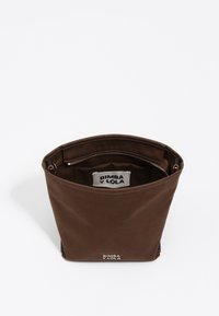 Borsa a secchiello in tessuto marrone con tasca interna con cerniera nera, dotata di etichetta e logo "BIMBA Y LOLA" sul davanti su sfondo bianco.