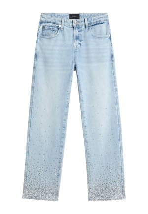 Jeans in denim azzurro chiaro con applicazioni di borchie d'argento concentrate vicino alle gambe inferiori, alle tasche anteriori e con chiusura a bottone.