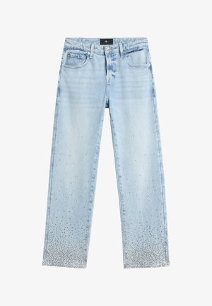 Jeans in denim azzurro chiaro con applicazioni di borchie d'argento concentrate vicino alle gambe inferiori, alle tasche anteriori e con chiusura a bottone.