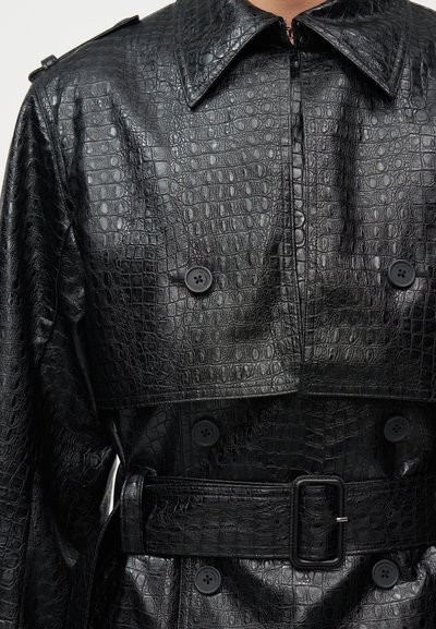 Μαύρο παλτό από δερματίνη με μοτίβο κροκοδείλου, φαρδιά γιακά, διπλό κούμπωμα με κουμπιά και ζώνη που ταιριάζει με ορθογώνια αγκράφα.