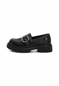 Mocasines de cuero negro con una suela de goma gruesa, que cuentan con una prominente hebilla metálica y detalles laterales, textura suave y puntera redonda.