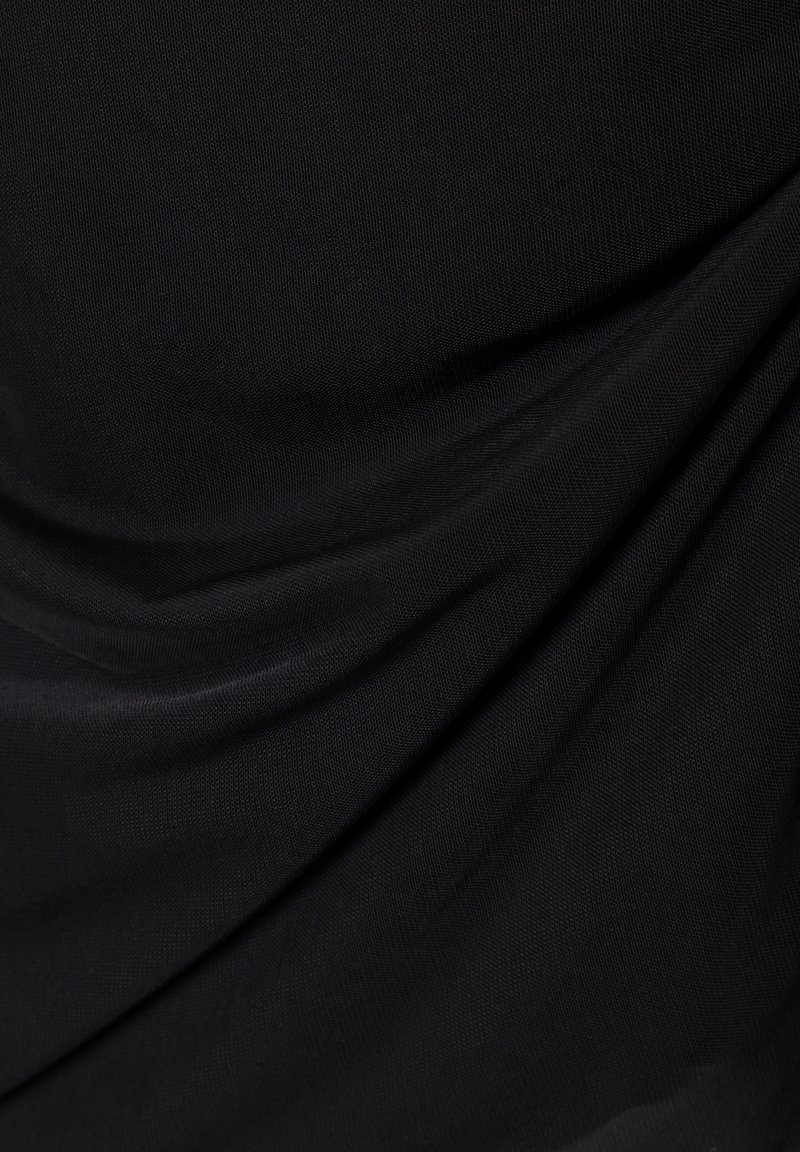 Schwarzer Stoff mit einer glatten Textur, der dezente Drapierungen aufweist, die sanfte Falten bilden. Das Material wirkt leicht und dehnbar.
