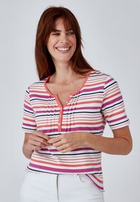 Camiseta de manga corta a rayas con franjas rosas, moradas y blancas, con un escote tipo henley con botones y detalles de pliegues en el pecho.