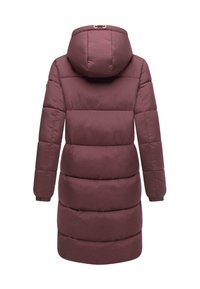 Bordeaux pufferjas, met een capuchon, lange mouwen en horizontale quilting. Gladde textuur met elastische manchetten en een getailleerde taille detail.