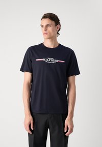 Tommy Hilfiger CHEST STRIPE TEE - T-shirt con stampa - desert sky