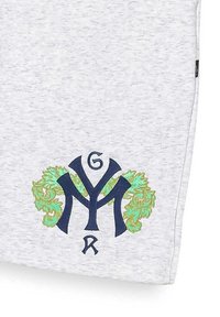 Szara bluza z prominentnym, naszywanym niebieskim logo, splecionym z zielonymi dekoracyjnymi elementami, na przodzie. Miękka tekstura.