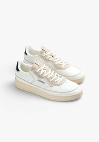 Hvide og beige sneakers med en glat læderfinish, perforeret tå og en struktureret mellemsål. Har snørebånd og et lille logo på siden.