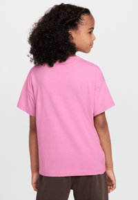 Nike Sportswear TEE FUTURA - Marškinėliai su spaudiniu - magic flamingo
