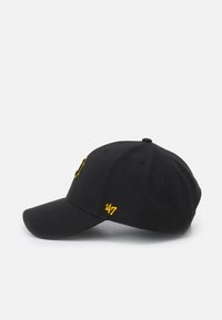 Boné preto com aba curva, apresentando um logo e texto amarelos bordados na frente e na lateral. Feito de um tecido macio com uma textura suave.