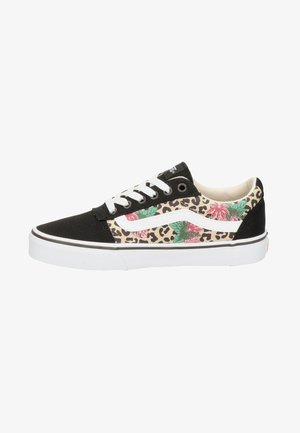 Zapatilla baja con puntera y talón negros, cordones blancos, raya lateral blanca y estampado de leopardo con patrón floral rosa y verde.