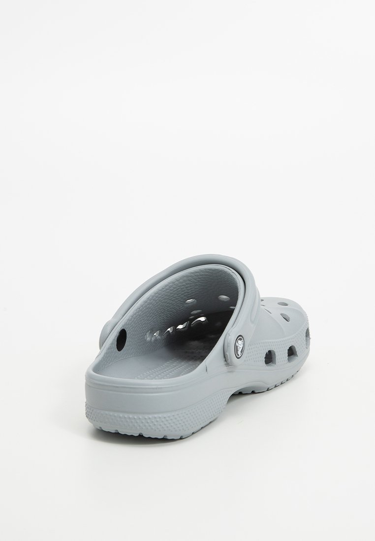 Zuecos grises hechos de un material ligero y duradero con orificios de ventilación; con un respaldo curvado y una plantilla texturizada para mayor comodidad.