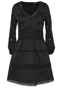 Robe noire à manches longues, tissu texturé, décolleté en V, détails découpés sur les manches et bordure en dentelle décorative le long de la taille et de l'ourlet.