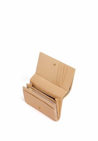 Cartera de cuero beige con un acabado texturizado, que cuenta con ranuras para tarjetas, un bolsillo con cremallera y un cierre a presión. Abierta para mostrar los compartimentos interiores.