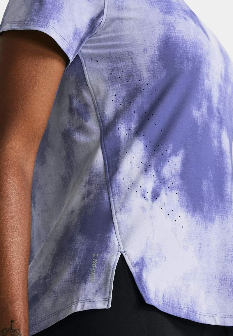 Top atletico a maniche corte in un delicato motivo tie-dye viola chiaro e grigio, caratterizzato da perforazioni per la ventilazione e una fessura laterale per maggiore flessibilità.