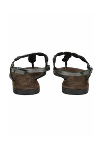 Sandali neri in ecopelle con una soletta in suede marrone. Presentano cinturini sottili con accenti metallici e una fibbia regolabile alla caviglia.