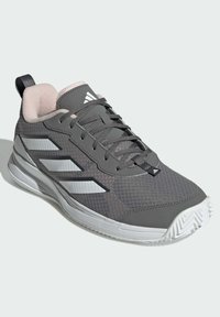 Szare buty sportowe z siateczkową cholewką, gumową podeszwą, teksturowanymi detalami oraz trzema białymi paskami. Posiadają miękki różowy kołnierz i wzmocniony czubek.