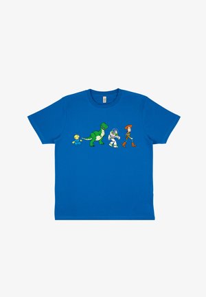 Camiseta azul con los personajes de dibujos animados Tick, Rex el dinosaurio, el astronauta Buzz Lightyear y el vaquero Woody caminando en fila a lo largo del pecho.