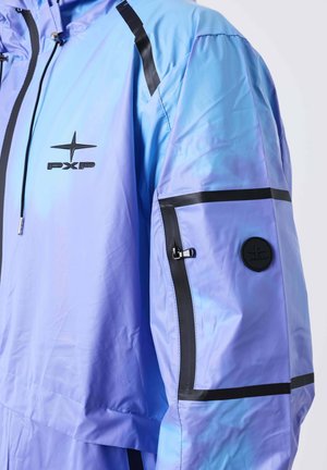 Giacca azzurro chiaro e viola con zip nera, logo nero sul petto e tasca con zip bordata di nero sulla manica superiore.