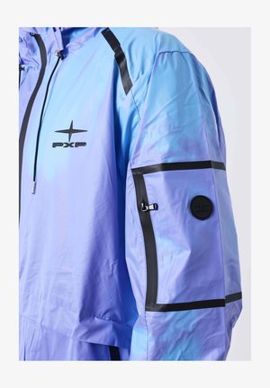 Veste bleu clair et violette avec fermeture éclair noire, logo noir sur la poitrine et poche zippée à bord noir sur le haut de la manche.