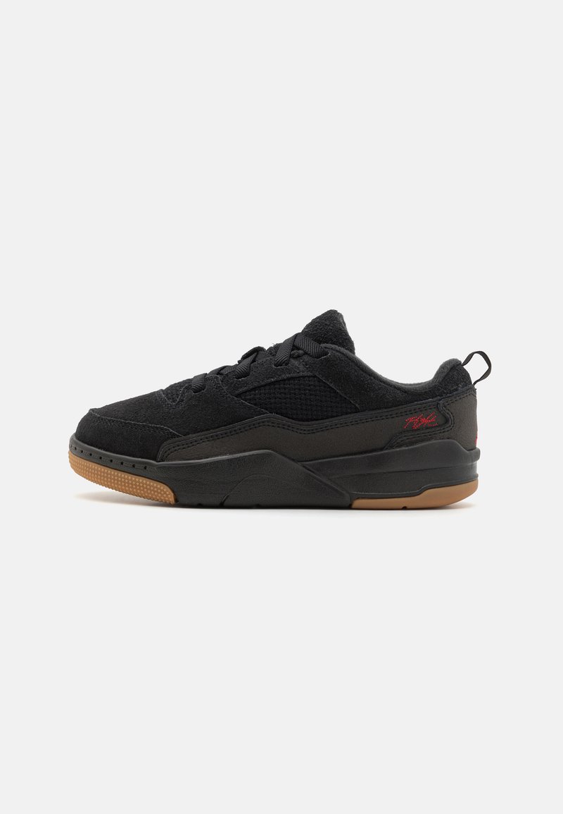 Basket noire avec une combinaison de matériaux en suède et en mesh. Présente une semelle noire texturée et un détail de marque rouge à l'arrière.