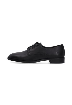 Schwarzer Herrenschuh aus Leder mit geschlossenem Schnürverschluss und niedrigem Absatz, seitlich auf weißem Hintergrund gezeigt.