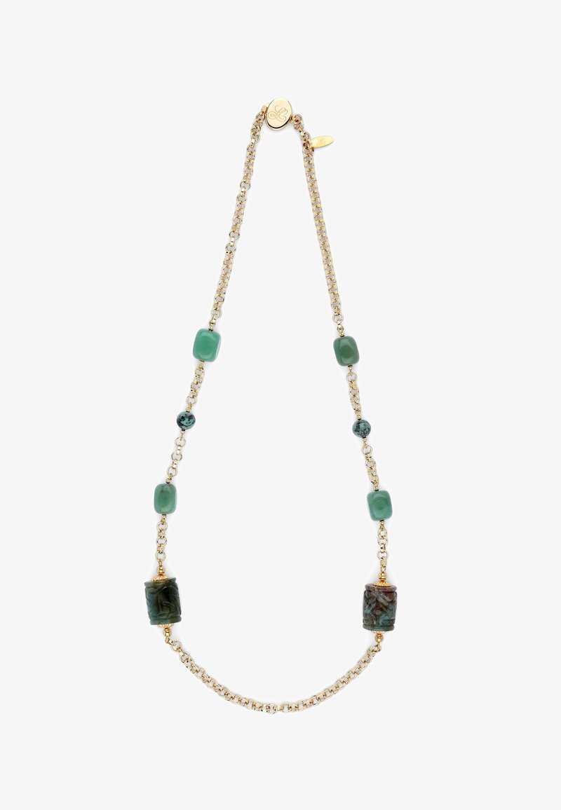 Collier chaîne en or avec des perles rectangulaires et rondes vertes, comprenant deux pierres cylindriques sculptées plus grandes de couleur vert foncé.