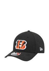 Schwarze Baseballmütze mit einem auffälligen orange-weißen gestickten "B"-Logo. Mit gebogenem Schirm und verstellbarem Sitz. Hergestellt aus weichem Stoff.