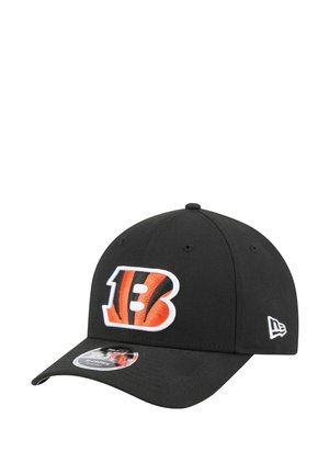 Schwarze Baseballmütze mit einem auffälligen orange-weißen gestickten "B"-Logo. Mit gebogenem Schirm und verstellbarem Sitz. Hergestellt aus weichem Stoff.
