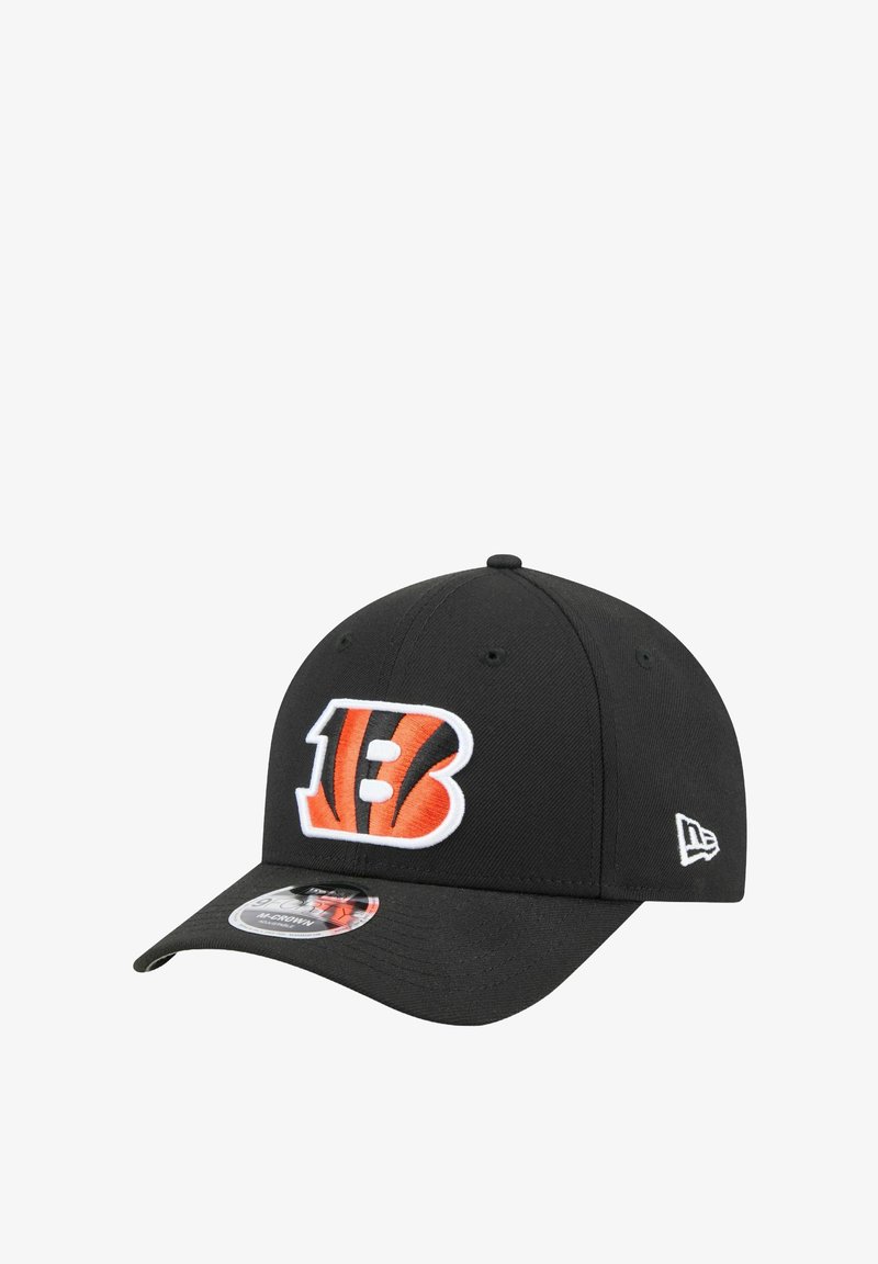 Casquette de baseball noire avec un logo "B" brodé orange et blanc bien en vue. Elle possède une visière courbée et un ajustement réglable. Fabriquée en tissu doux.