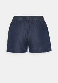 Tummansiniset farkkushortsit, joissa joustava vyötärönauha, väljät mitat ja käännetyt lahkeet. Kangas näyttää pehmeältä ja kevyeltä.