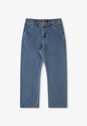 Jeans de mezclilla azul con un diseño de pierna recta, cintura de altura media y estilo clásico de cinco bolsillos. Presenta un ligero desgaste y detalles de costura.