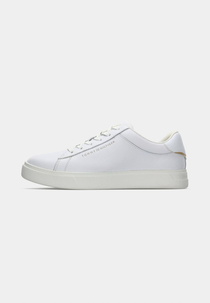 Weiße Leder-Sneaker im Low-Top-Design, mit tonal abgesteppten Nähten, flachen Schnürsenkeln und einer strukturierten Gummisohle. „Tommy Hilfiger“-Logo an der Seite.