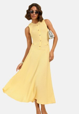 Friends Like These, REGULAR FIT - DROP WAIST SLEEVELESS TEXTURED JERSEY MIDI DRESS . - Robe en jersey - yellow