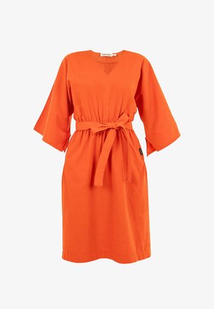 Oranžs ceļgala garuma kleita ar V veida kakla izgriezumu, platām piedurknēm un jostu, kas sasieta jostasvietā. Izgatavota no strukturēta auduma ar vienkāršu dizainu.