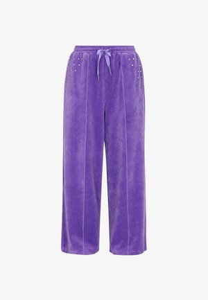 Fioletowe spodnie w formie szerokich nogawek, wykonane z miękkiego materiału, z wiązanym pasem i dekoracyjnymi ćwiekami po bokach. Gładka faktura z dopasowanymi szwami.