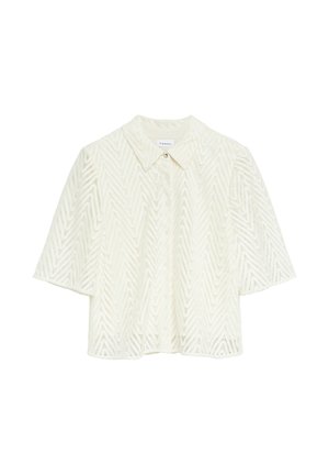Weiße Bluse mit kurzen Ärmeln, Chevron-Spitzenmuster, spitzem Kragen und durchgehender Knopfleiste vorne.