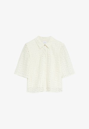 Weiße Bluse mit kurzen Ärmeln, Chevron-Spitzenmuster, spitzem Kragen und durchgehender Knopfleiste vorne.