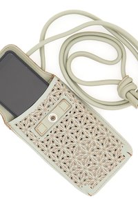 Pochette de téléphone en cuir vert clair avec motif floral découpé, fermeture à pression et bandoulière réglable. Contient un smartphone à l'intérieur.
