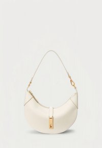 Mala de mão em couro branco com forma curva, ferragens douradas e fecho de correr. Textura suave com linhas de costura ao longo dos lados.